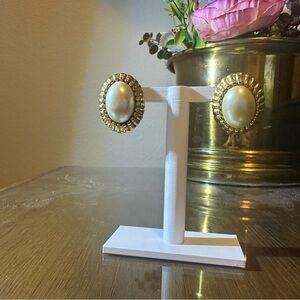 American Vintage Gold and Cream Oval Earrings